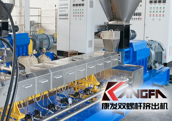雙螺桿擠出機及擠出段螺棱表面金屬材料和機筒內壁表面金屬之間的“接觸磨損”，我們也可以稱之為“匹配磨損”。相同金屬材質之間的“接觸磨損”，在機筒和螺桿均采用滲氮鋼的材料制造，而且經過相同的氮化處理工藝手段，其量化的“匹配磨損速率”顯然不容樂觀。