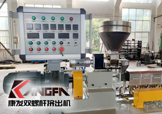 學(xué)校及實驗室用康發(fā)20型雙螺桿擠出機(jī)。該機(jī)型適用于學(xué)校及企事業(yè)單位高分子聚合物合成,混煉,配方研發(fā),擠出造粒,配合其他試驗儀器一起使用!康發(fā)20型雙螺桿擠出機(jī)好用、實用、價又實!暢銷高校及企業(yè)試驗室!