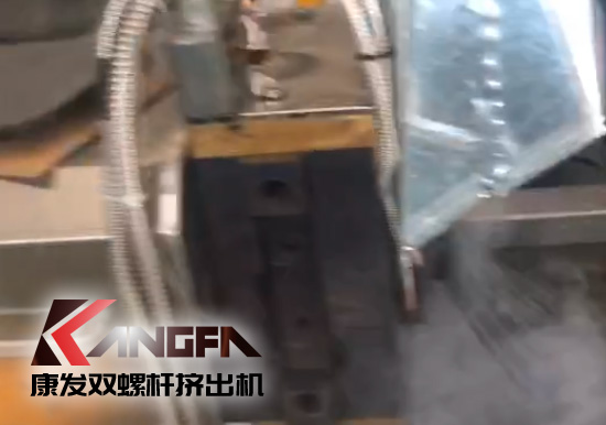 延長設(shè)備使用壽命，提升客戶滿意度！康發(fā)加強(qiáng)對雙螺桿造粒機(jī)的維護(hù)包養(yǎng)工作