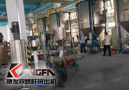 全過程自動化雙螺桿擠出機生產(chǎn)線！機械手可以大幅減少工人、提升效率、拉低成本、提高產(chǎn)品品質(zhì)、提升工廠形象、安全性優(yōu)。