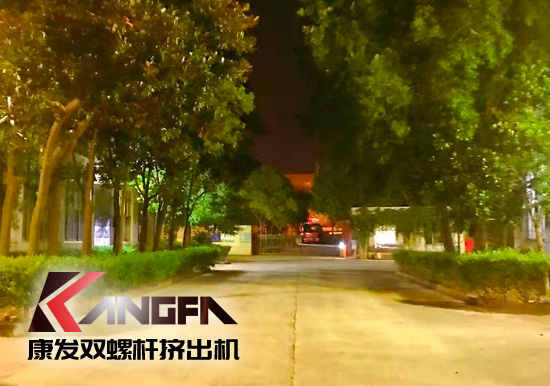 總裝車間：眾志成城齊奮戰 全力以赴保發貨 確保雙螺桿擠出機設備按期交付至顧客手中。