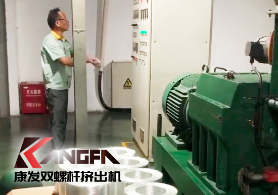 質(zhì)量為先，信譽為重，管理為本，服務(wù)為誠！康發(fā)雙螺桿設(shè)備老客戶售后維修