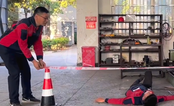 人人講安全，個(gè)個(gè)會(huì)應(yīng)急！南京康發(fā)雙螺桿擠出機(jī)開(kāi)展《觸電傷害應(yīng)急預(yù)案演練》取得圓滿成功