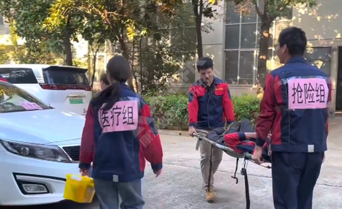 人人講安全，個(gè)個(gè)會(huì)應(yīng)急！南京康發(fā)雙螺桿擠出機(jī)開(kāi)展《觸電傷害應(yīng)急預(yù)案演練》取得圓滿成功