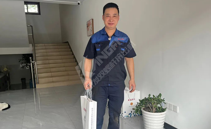 南京江北新區總工會深入康發雙螺桿擠出機一線開展“來高溫慰問”慰問活動！