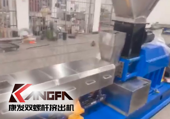 “中國(guó)制造”尋求挖掘更大的非洲需求！JSH-65型雙螺桿擠出機(jī)設(shè)備出口設(shè)備帶料試機(jī)，坐標(biāo)非洲！