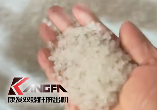 水下切粒雙螺桿擠出機機組安裝調(diào)試生產(chǎn)！深耕于雙螺桿擠出機行業(yè)！相信我們！您會獲取更大的利益?。?！